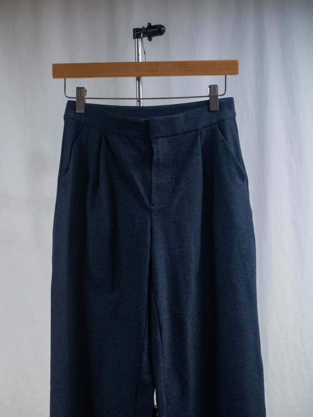 Vuori Women's Elevation Trouser in Midnight Heather - Picture 4 of 8